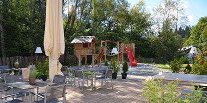 Luxuscamping - Deutschland - Terrasse Bistro und Spielplatz - Camping Resort Zugspitze Schlaffässer im Camping Resort Zugspitze