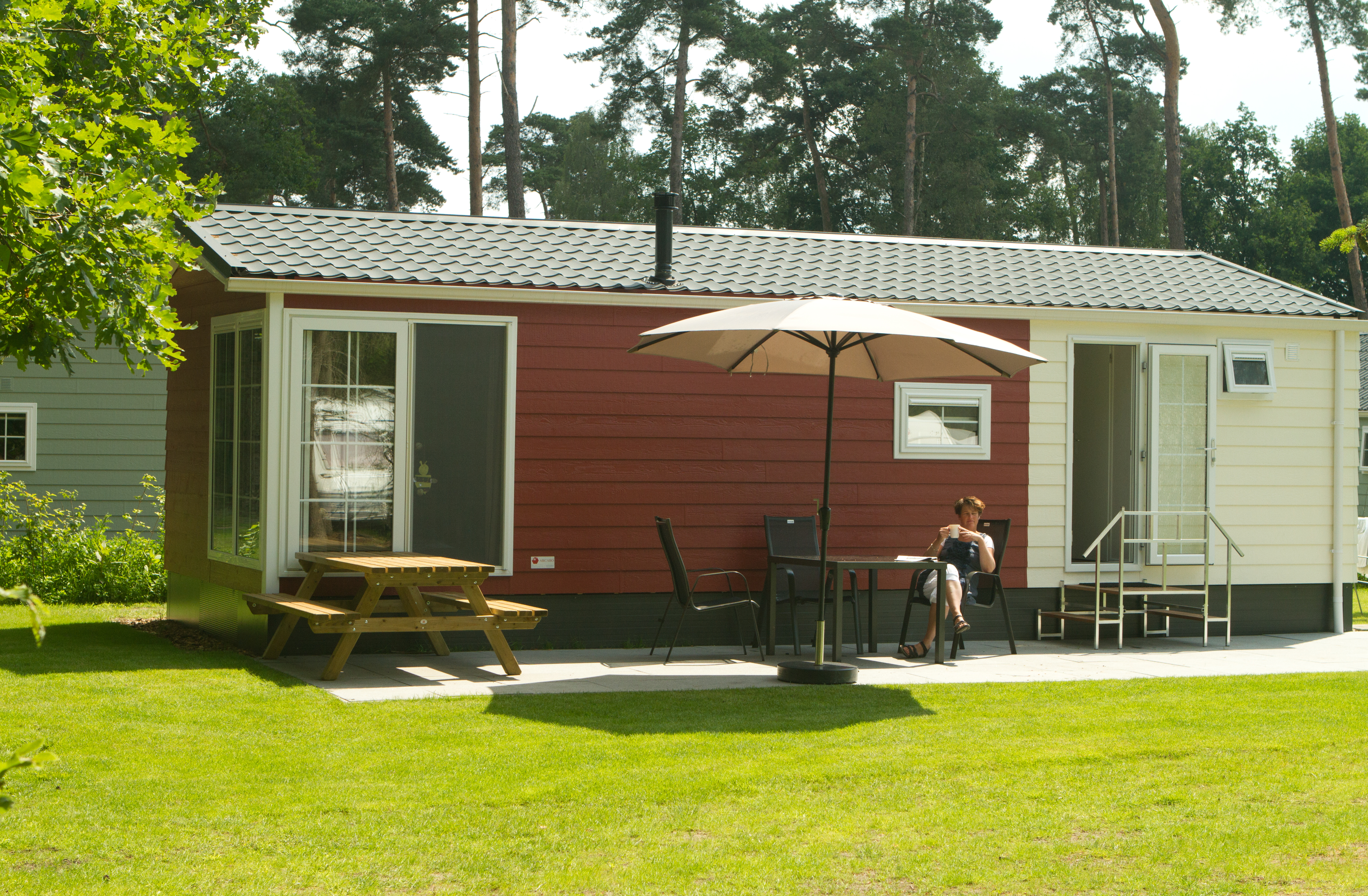 Luxuscamping: Chalet de Roos mitten im Zentrum des Campingplatzes gelegen - Camping De Kleine Wolf: Chalets auf Camping De Kleine Wolf