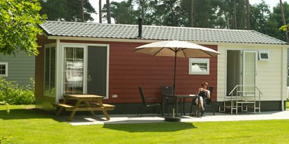Luxuscamping - WC - Twente - Chalet de Roos mitten im Zentrum des Campingplatzes gelegen - Camping De Kleine Wolf Chalets auf Camping De Kleine Wolf