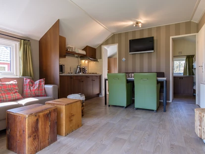 Luxury camping - getrennte Schlafbereiche - Wohnraum - Camping De Kleine Wolf Lodges 4 Personen auf  Camping De Kleine Wolf
