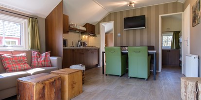 Luxuscamping - Kaffeemaschine - Niederlande - Wohnraum - Camping De Kleine Wolf Lodges 4 Personen auf  Camping De Kleine Wolf