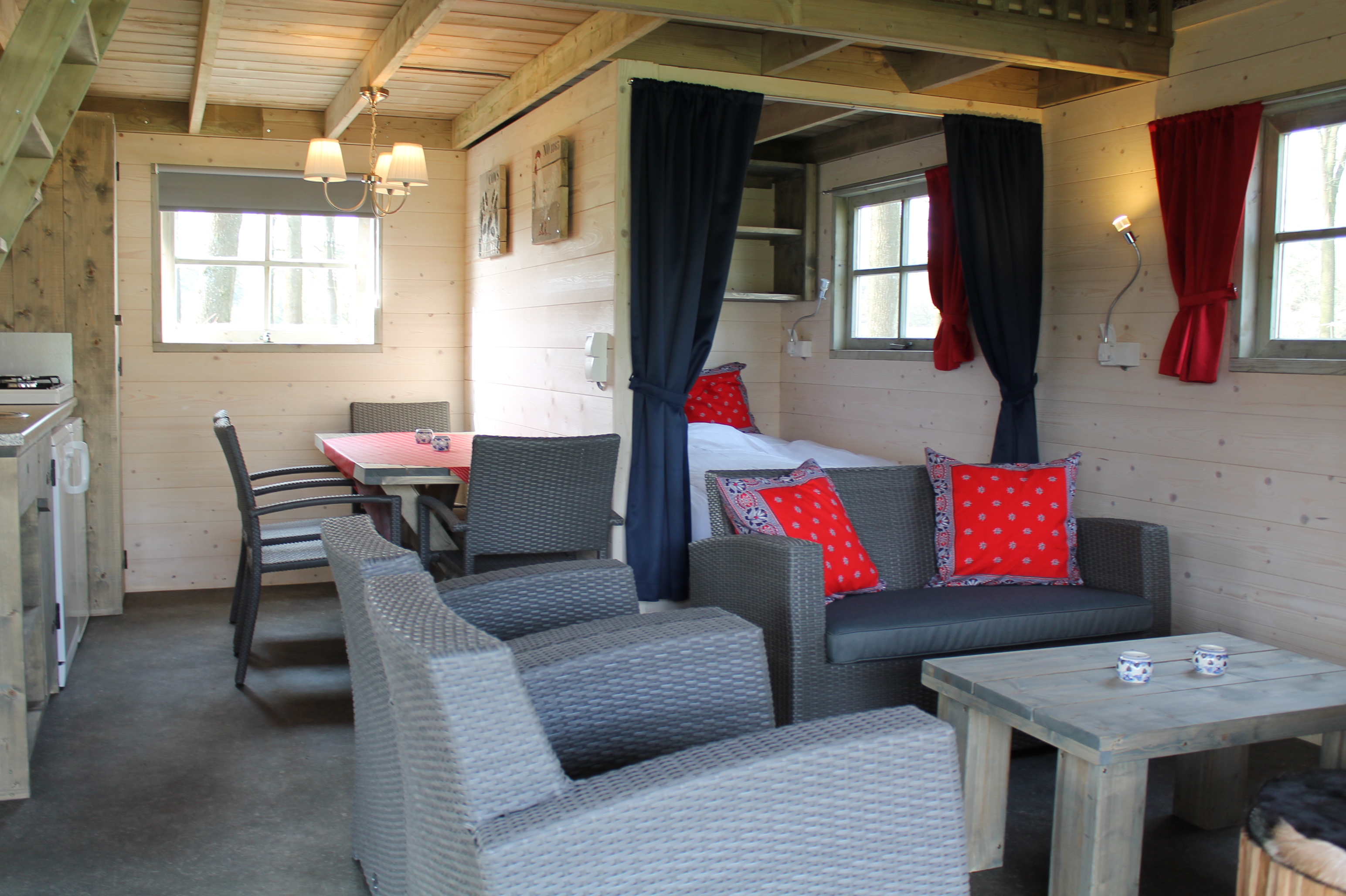 Luxuscamping: Wohnraum mit Küche und Schlafzimmer mit Doppelbett - Camping De Kleine Wolf: Ferienhütte Hooiberg auf Camping De Kleine Wolf