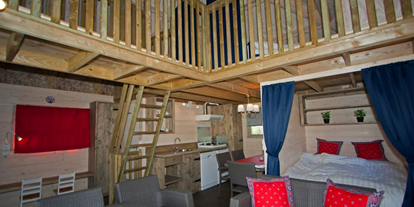 Luxuscamping - WC - Overijssel - Oben befinden sich zwei Doppelbetten - Camping De Kleine Wolf Ferienhütte Hooiberg auf Camping De Kleine Wolf