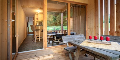 Luxuscamping - Unterkunft alleinstehend - Kärnten - Terrasse - Urlaub am Bauernhof am Ossiacher See Glamping Lodges am Prefelnig Teich: Urlaub am Bauernhof am Ossiacher See