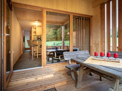 Luxuscamping - Faaker-/Ossiachersee - Terrasse - Urlaub am Bauernhof am Ossiacher See Glamping Lodges am Prefelnig Teich: Urlaub am Bauernhof am Ossiacher See