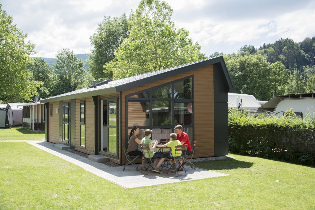 Luxuscamping: Außenansicht mit Terrasse - Kirchzarten / Schwarzwald: hochwertige Mobilheime in Kirchzarten / Schwarzwald