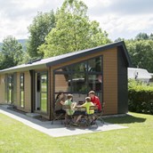 Glampingunterkunft: Außenansicht mit Terrasse - Kirchzarten / Schwarzwald: hochwertige Mobilheime in Kirchzarten / Schwarzwald