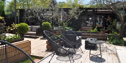 Luxury camping - WC - Rovinj - Open air relax pool area - B&B Suite Mobileheime für 2 Personen mit eigenem Garten B&B Suite Mobileheime für 2 Personen mit eigenem Garten