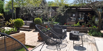 Luxuscamping - Parkplatz bei Unterkunft - Istrien - Open air relax pool area - B&B Suite Mobileheime für 2 Personen mit eigenem Garten B&B Suite Mobileheime für 2 Personen mit eigenem Garten