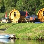 Luxuscamping: Direkt am Wasser, die Moselschiffe fahren am Tür vorbei - Moselcampingplatz Rissbach: Schlaffass / Campingfass / Weinfass in Traben-Trarbach an der Mosel