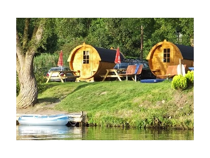 Luxury camping - getrennte Schlafbereiche - Direkt am Wasser, die Moselschiffe fahren am Tür vorbei - Moselcampingplatz Rissbach Schlaffass / Campingfass / Weinfass in Traben-Trarbach an der Mosel