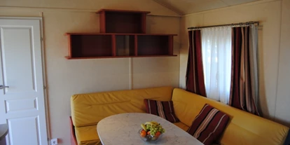 Luxury camping - Gezellige woonkamer - Camping Fuussekaul Luxus Mobilheime Foxhouse für 6 Personen auf Camping Fuussekaul