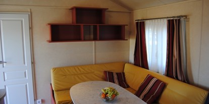 Luxuscamping - Luxembourg (Belgique) - Gezellige woonkamer - Camping Fuussekaul Luxus Mobilheime Foxhouse für 6 Personen auf Camping Fuussekaul