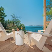 Luxuscamping: Frühstück mit einem herrlichen Blick auf das Meer - Lanterna Premium Camping Resort - Valamar: Safari-Zelte auf Lanterna Premium Camping Resort