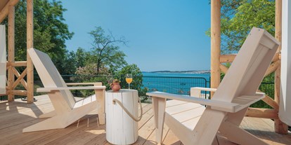 Luxuscamping - getrennte Schlafbereiche - Novigrad - Frühstück mit einem herrlichen Blick auf das Meer - Lanterna Premium Camping Resort - Valamar Safari-Zelte auf Lanterna Premium Camping Resort