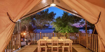 Luxuscamping - getrennte Schlafbereiche - Novigrad - geräumige überdachte Terrasse - Lanterna Premium Camping Resort - Valamar Safari-Zelte auf Lanterna Premium Camping Resort