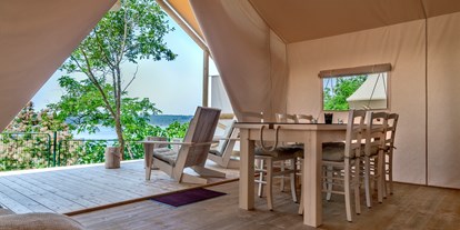 Luxuscamping - Kroatien - in ruhiger Lage gelegen, in unmittelbarer Nähe des Meers - Lanterna Premium Camping Resort - Valamar Safari-Zelte auf Lanterna Premium Camping Resort