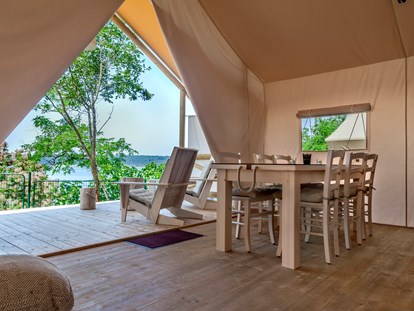 Luxuscamping - Porec/Tar Tar-Vabriga - in ruhiger Lage gelegen, in unmittelbarer Nähe des Meers - Lanterna Premium Camping Resort - Valamar Safari-Zelte auf Lanterna Premium Camping Resort