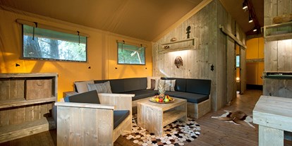 Luxuscamping - Art der Unterkunft: Lodgezelt - Wohnbereich Safari-Lodge-Zelt "Hippo" - Nature Resort Natterer See Safari-Lodge-Zelt "Hippo" am Nature Resort Natterer See