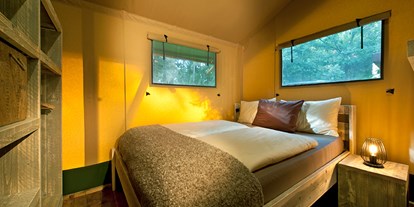 Luxuscamping - Kochmöglichkeit - Schlafzimmer Safari-Lodge-Zelt "Hippo" - Nature Resort Natterer See Safari-Lodge-Zelt "Hippo" am Nature Resort Natterer See