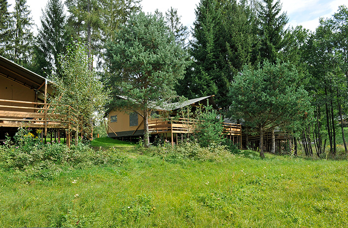 Luxuscamping: Safari-Lodge-Zelt "Rhino Deluxe" - Nature Resort Natterer See: Safari-Lodge-Zelt "Rhino Deluxe" am Nature Resort Natterer See