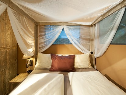 Luxury camping - Preisniveau: exklusiv - Schlafzimmer Safari-Lodge-Zelt "Rhino Deluxe" - Nature Resort Natterer See Safari-Lodge-Zelt "Rhino Deluxe" am Nature Resort Natterer See