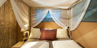 Luxuscamping - Kochmöglichkeit - Schlafzimmer Safari-Lodge-Zelt "Rhino Deluxe" - Nature Resort Natterer See Safari-Lodge-Zelt "Rhino Deluxe" am Nature Resort Natterer See
