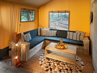 Luxury camping - Preisniveau: exklusiv - Wohnbereich Safari-Lodge-Zelt "Rhino Deluxe" - Nature Resort Natterer See Safari-Lodge-Zelt "Rhino Deluxe" am Nature Resort Natterer See