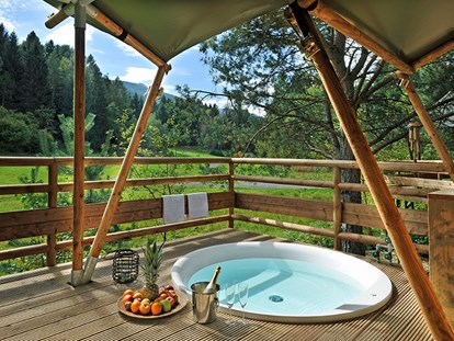 Luxury camping - Dusche - Austria - Terrasse Safari-Lodge-Zelt "Rhino Deluxe" - Nature Resort Natterer See Safari-Lodge-Zelt "Rhino Deluxe" am Nature Resort Natterer See