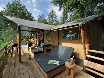 Luxury camping - Kochutensilien - Austria - Terrasse Safari-Lodge-Zelt "Rhino Deluxe" - Nature Resort Natterer See Safari-Lodge-Zelt "Rhino Deluxe" am Nature Resort Natterer See