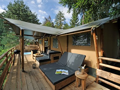 Luxury camping - Parkplatz bei Unterkunft - Tyrol - Terrasse Safari-Lodge-Zelt "Rhino Deluxe" - Nature Resort Natterer See Safari-Lodge-Zelt "Rhino Deluxe" am Nature Resort Natterer See