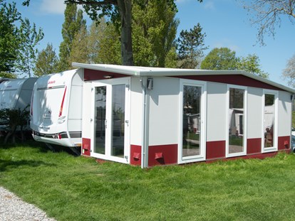 Luxury camping - Kühlschrank - Unsere Seaasoncamper, teils in der ersten Reihe direkt an der Ostsee. - Camping- und Ferienpark Wulfener Hals Mietwohnwagen Kat. 0+ am Camping- und Ferienpark Wulfener Hals