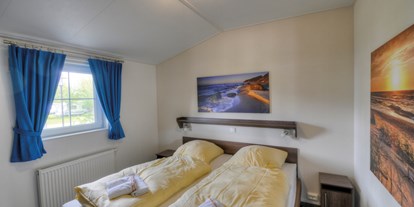 Luxuscamping - Sonnenliegen - PLZ 23769 (Deutschland) - Eines der Schlafzimmer. - Camping- und Ferienpark Wulfener Hals Ferienhaus Seeadler 5 Personen am Camping- und Ferienpark Wulfener Hals