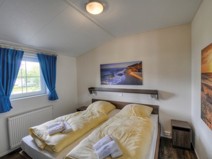 Luxuscamping - PLZ 23769 (Deutschland) - Eines der Schlafzimmer. - Camping- und Ferienpark Wulfener Hals Ferienhaus Seeadler 5 Personen am Camping- und Ferienpark Wulfener Hals