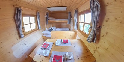 Luxuscamping - Art der Unterkunft: Hütte/POD - Deutschland - Jagdhäuschen mit Brotzeittisch innen - Pilsensee in Bayern Jagdhäuschen am Pilsensee in Bayern