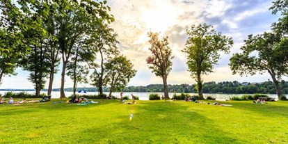Luxuscamping - Preisniveau: moderat - Ruhe genießen am Campingplatz Pilsensee - Pilsensee in Bayern Jagdhäuschen am Pilsensee in Bayern
