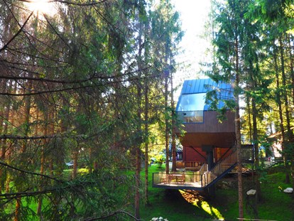 Luxury camping - Croatia - Holzhaus - terrasse mit sitzgarnitur - Plitvice Holiday Resort Holzhaus auf Plitvice Holiday Resort