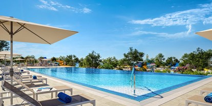 Luxuscamping - Hunde erlaubt - Kroatien - Relax Infinity pool
• pool area: 270 m2
• large sundeck with shaded area
• infinity pool edge - Istra Premium Camping Resort - Valamar Glamping Tents