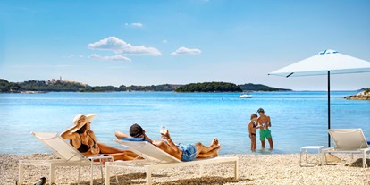 Luxuscamping - Gartenmöbel - Istrien-Stadt - Val Maro Family Beach, einer der besten Valamar-Strände mit einem atemberaubenden Blick auf die Altstadt von Vrsar - Istra Premium Camping Resort - Valamar Glamping Tents