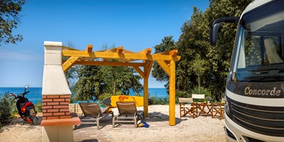 Luxuscamping - WC - Kroatien - Eine große Auswahl an verschiedenen Parzellen in den Zonen Marina, Sunset, Bella Vista und Orlandin direkt am Meer oder von grüner mediterraner Vegetation umgeben - Istra Premium Camping Resort - Valamar Glamping Tents