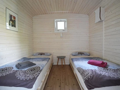 Luxury camping - getrennte Schlafbereiche - Vorpommern - Schlafzimmer - Naturcampingpark Rehberge Tiny House am See - Naturcampingpark Rehberge