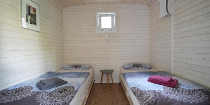Luxuscamping - Hunde erlaubt - Schlafzimmer - Naturcampingpark Rehberge Tiny House am See - Naturcampingpark Rehberge