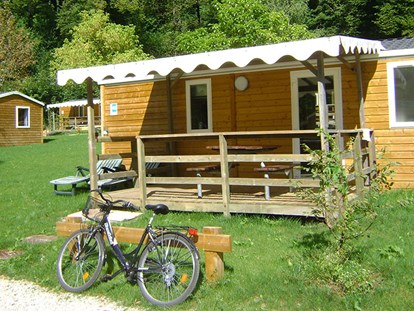 Luxuscamping - Gartenmöbel - Region Jura - Domaine de Chalain Mobilheime Cottage Plus auf Domaine de Chalain