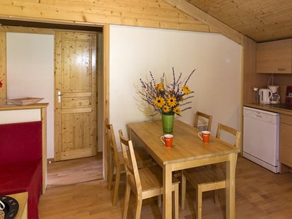 Luxuscamping - Art der Unterkunft: Hütte/POD - Domaine de Chalain Bungalows auf Domaine de Chalain