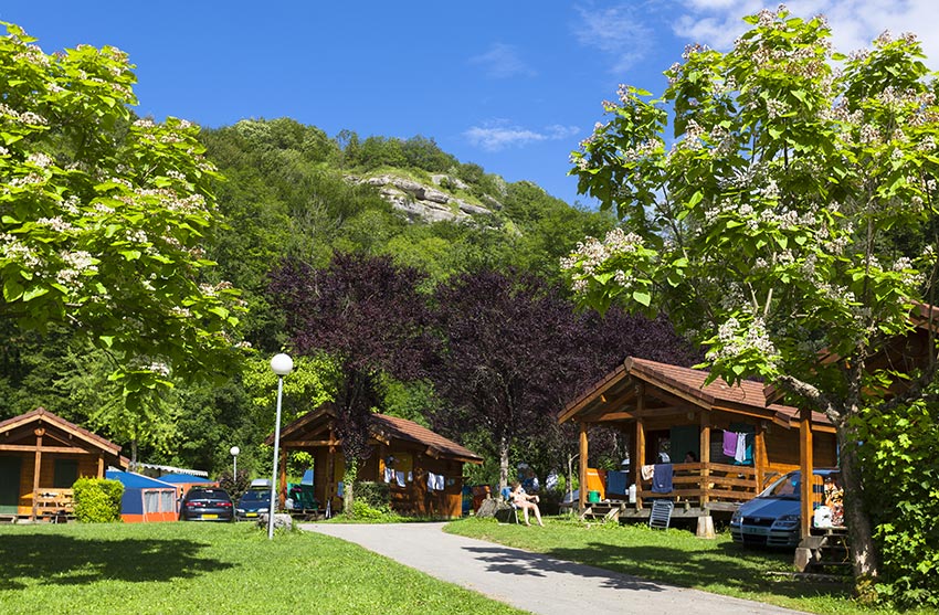 Luxuscamping: Domaine de Chalain: Bungalows auf Domaine de Chalain