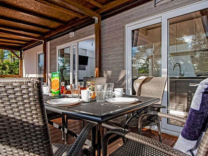 Luxuscamping - Gartenmöbel - Istrien - Camping Resort Lanterna - Meinmobilheim Mediteran Deluxe auf dem Camping Resort Lanterna