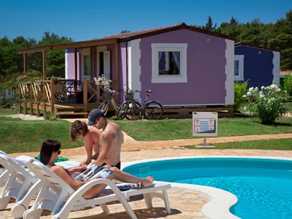 Luxuscamping - Gartenmöbel - Istrien - Campingplatz Aminess Sirena - Meinmobilheim Sirena Prestige auf dem Campingplatz Aminess Sirena