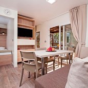 Luxuscamping: FKK Campingplatz Solaris - Meinmobilheim: Naturist Mediteran Premium auf dem FKK Campingplatz Solaris