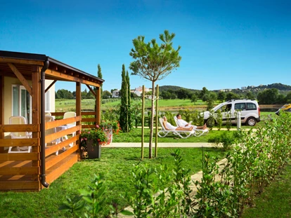Luxuscamping - Gartenmöbel - Istrien - Campingplatz Valkanela - Meinmobilheim Standard auf dem Campingplatz Valkanela