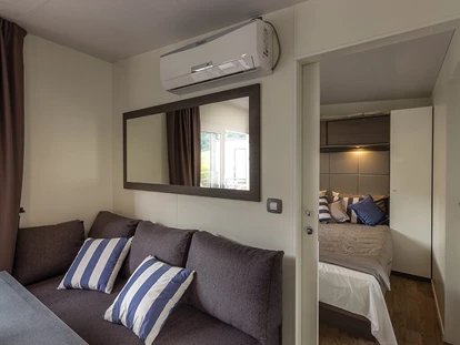 Luxuscamping - Klimaanlage - Campingplatz Porton Biondi - Meinmobilheim Mediteran Premium auf dem Campingplatz Porton Biondi